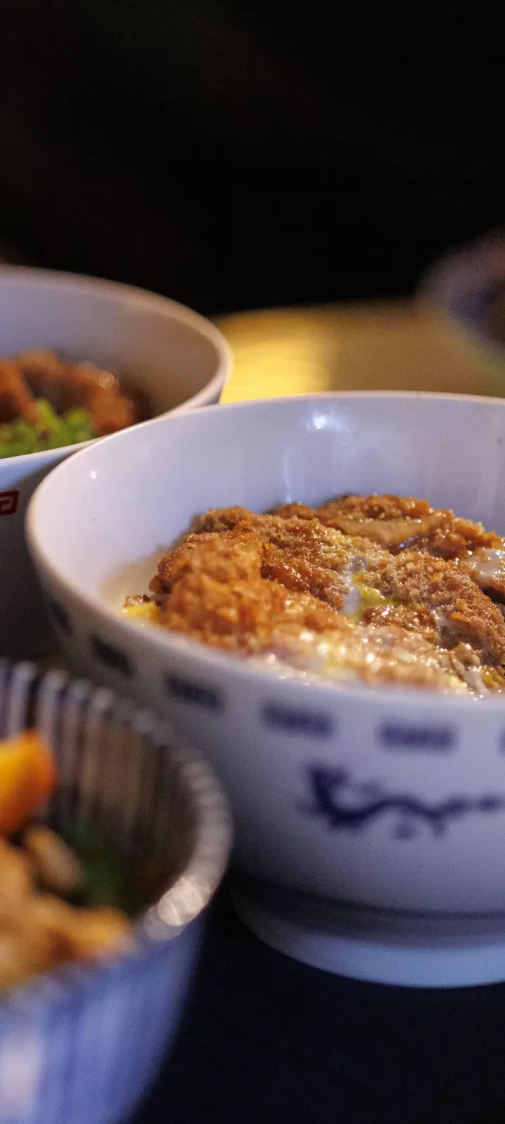 Foto detalhada de três bowls com pratos diferentes do OIDĒ.